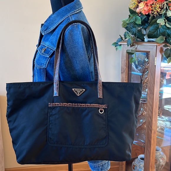 A15- ๐ฏ % authentic Prada shoulder bag - Picture 4 of 16